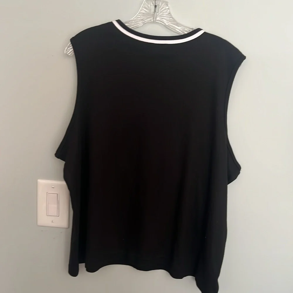 BLACK SLEEVELESS WOMENS TOP WITH WHITE TRIM AROUND COLAR 2X - Picture 3 of 4